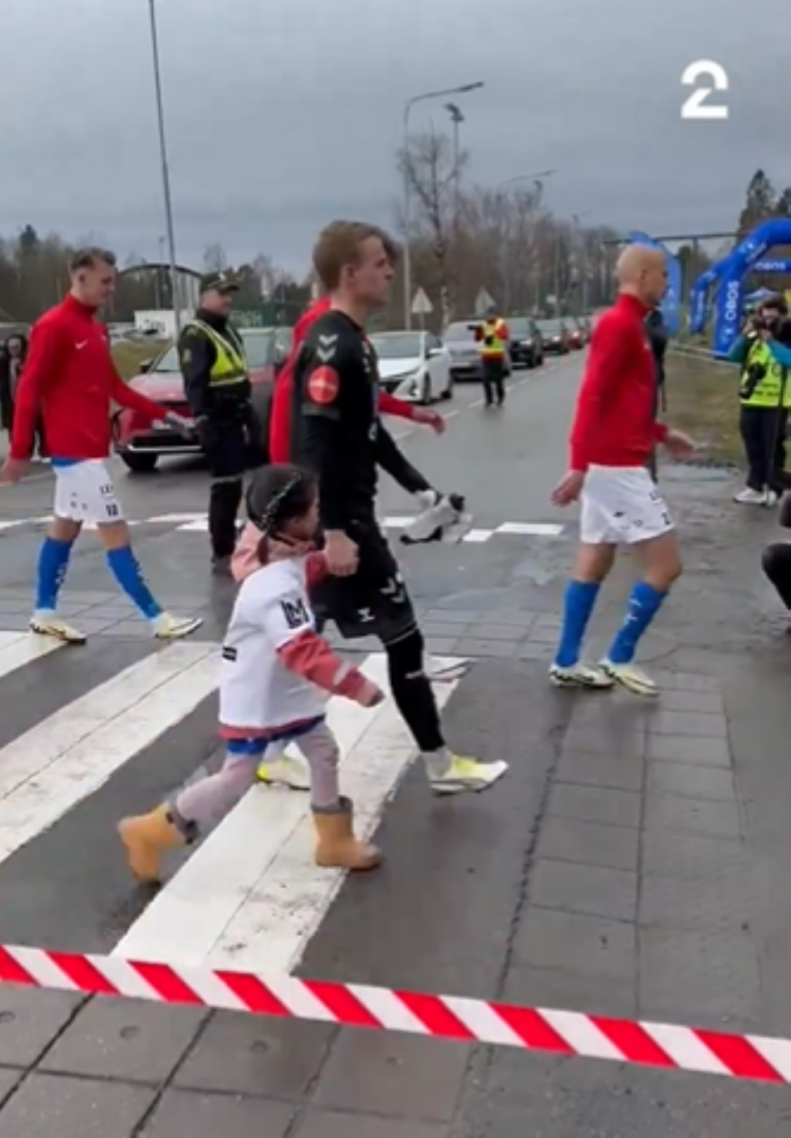 NIJE BAŠ PO NORVEŠKIM STANDARDIMA Izvinite, kako ćemo na utakmicu? Samo pređete ovaj pešački prelaz ovde… (VIDEO)