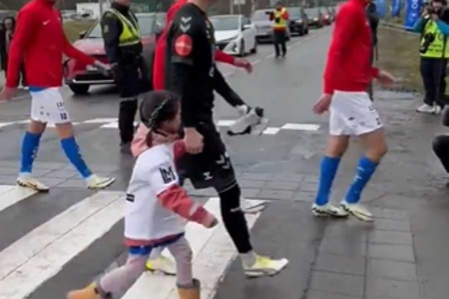 NIJE BAŠ PO NORVEŠKIM STANDARDIMA Izvinite, kako ćemo na utakmicu? Samo pređete ovaj pešački prelaz ovde… (VIDEO)