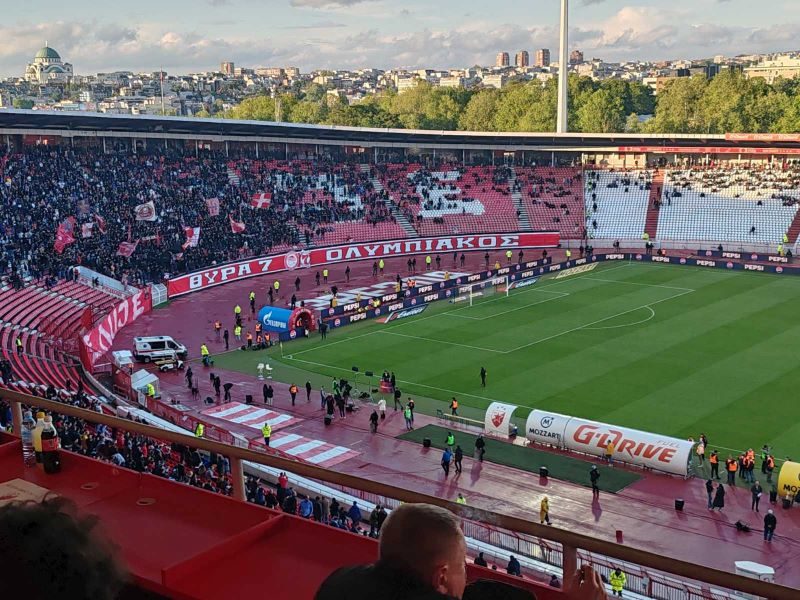 37 GODINA PRIJATELJSTVA „Delije“ na ogradi okačile veliku zastavu navijača Olimpijakosa! Odata počast i Draganu Milanoviću (FOTO+VIDEO)
