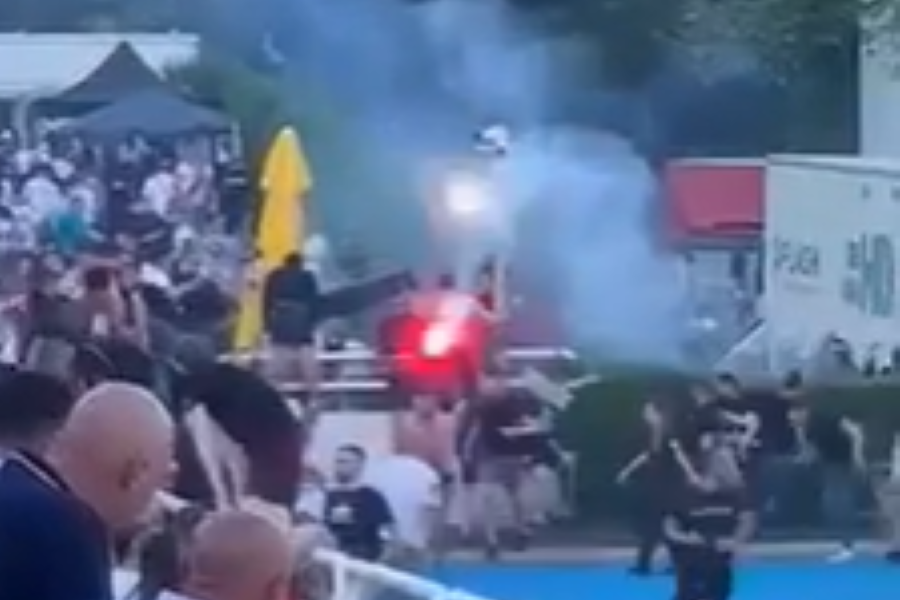 NIJE MOGLO BEZ INCIDENATA U MOSTARU Navijači Zrinjskog upali na teren, hteli da… (VIDEO)
