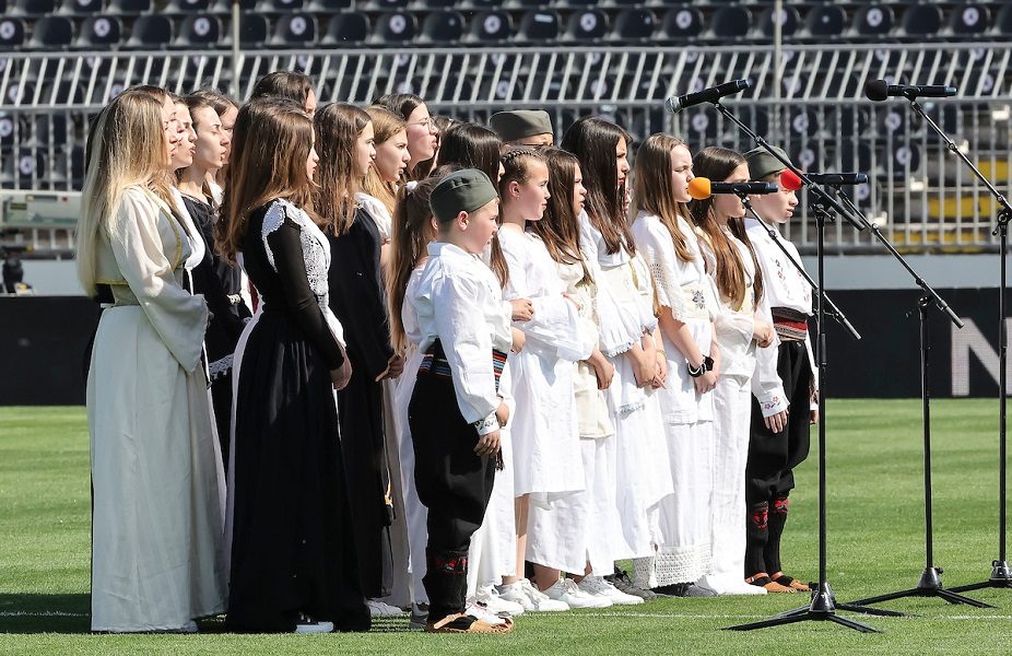 Deca sa Kosova i Metohije pevala „Bože pravde“ pre utakmice Partizan – Voždovac