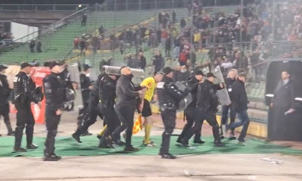 ZAKUVALO SE U SARAJEVU Policija štitovima spasila sudije i fudbalere Borca (VIDEO)