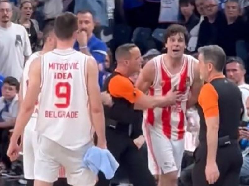 IZ DRUGOG UGLA Teodosiću pao mrak na oči, jedva ga obuzdali saigrači i trener (VIDEO)