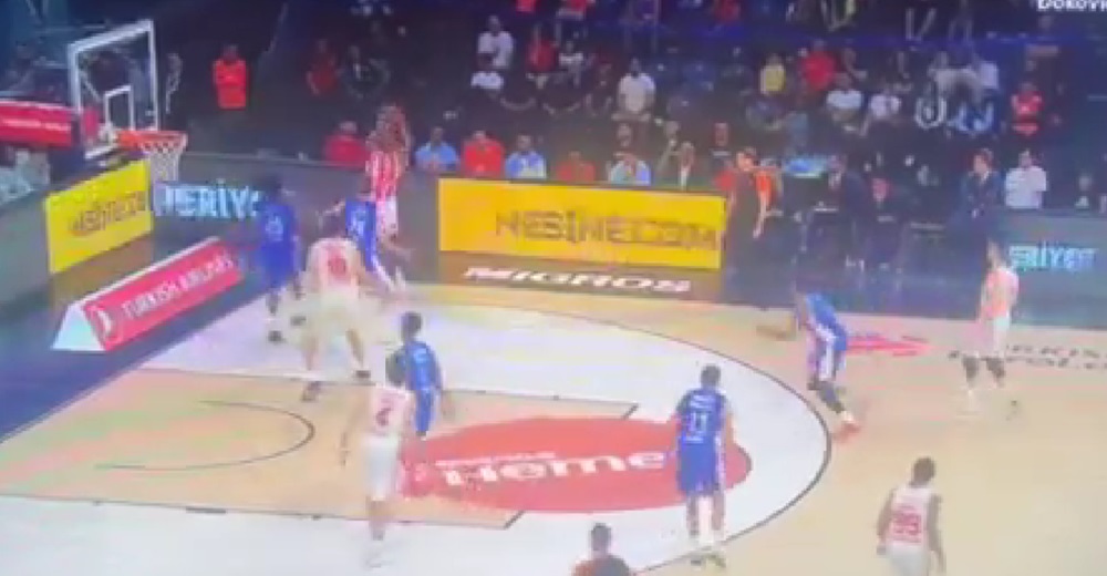 ZBOG OVOGA JE DOŠAO! Prvi evroligaški poeni u crveno-belom dresu za Tompkinsa (VIDEO)