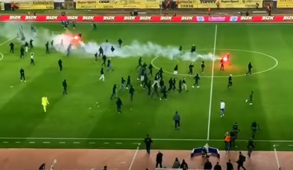 POLICIJA GA GURA, A ON… Torcida probila ogradu i jurnula na teren, svi igrači Dinama pobegli samo jedan je lagano šetao! (VIDEO)