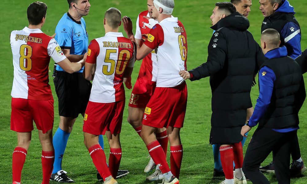 RUŽNE SCENE U NOVOM SADU Fudbaleri Vojvodine okružili sudiju! „Branio se“ crvenim kartonom (FOTO)