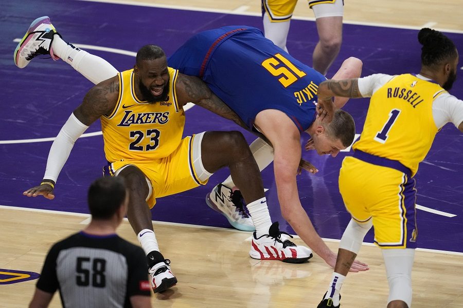 ZNA SE KO JE KRALJ NBA LIGE Izraz lica nemoćnog Lebrona govori više od hiljadu reči! Metla Čarlsa Barklija još više (VIDEO)