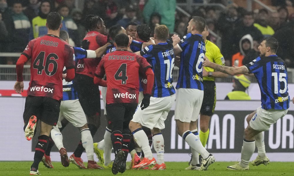 TUČA NA ŠAMPIONSKOM SLAVLJU Bilo je hvatanja za vrat, pljuštali crveni kartoni (VIDEO)
