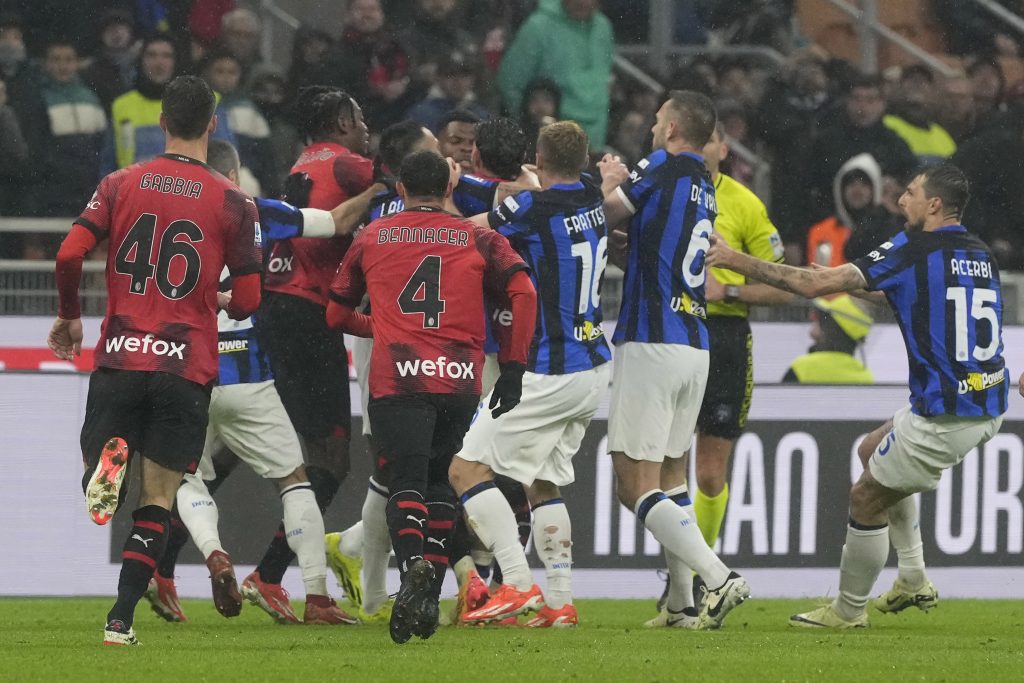 TUČA NA ŠAMPIONSKOM SLAVLJU Bilo je hvatanja za vrat, pljuštali crveni kartoni (VIDEO)