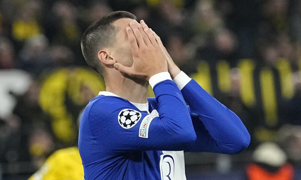 ŠTA MU SE DEŠAVA? Napadač Atletika nije povređen, ali trpi nesnosnu bol