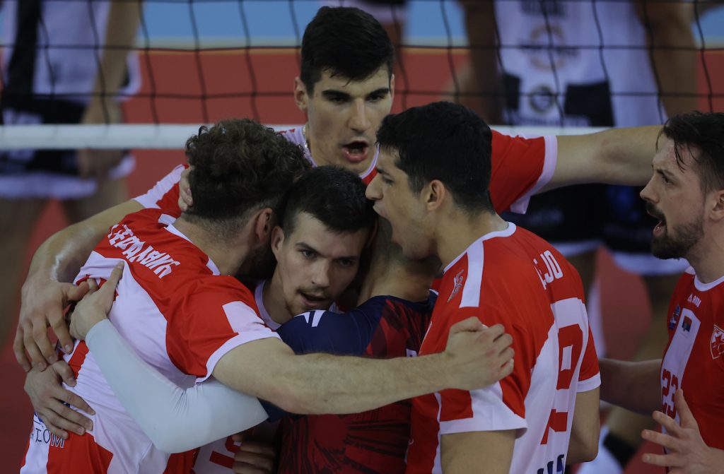 SRBIJA OVO ODAVNO NIJE VIDELA Zvezda pred „delijama“ srušila večitog rivala i posle osam godina osvojila krunu!