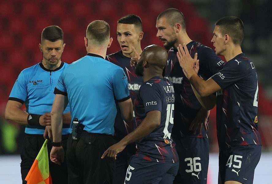 NOVI SPORAN DETALJ SA DERBIJA Da li je bio faul pre penala za Zvezdu? Sudijski ekspert kaže… (VIDEO)