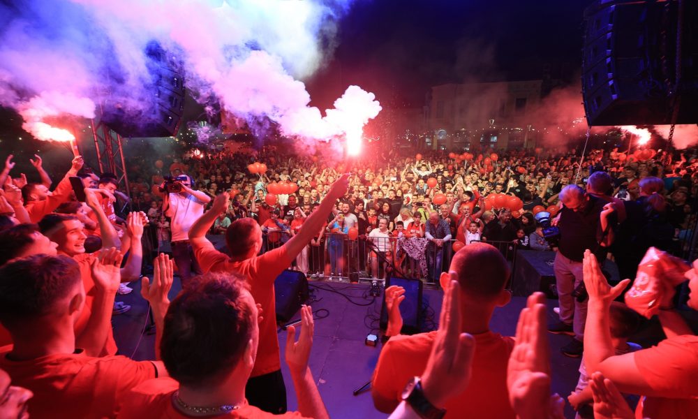 KRAGUJEVAC SLAVI ISTORIJSKI USPEH Fudbalere Radničkog dočekalo 5.000 ljudi! Dudić najavio…  (FOTO+VIDEO)