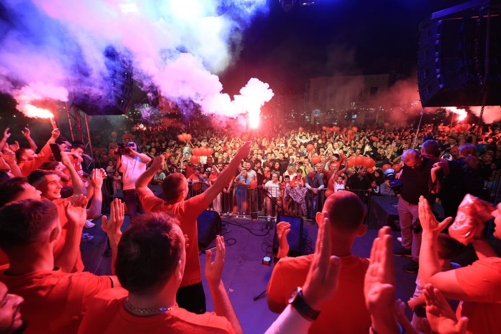 KRAGUJEVAC SLAVI ISTORIJSKI USPEH Fudbalere Radničkog dočekalo 5.000 ljudi! Dudić najavio… (FOTO+VIDEO)
