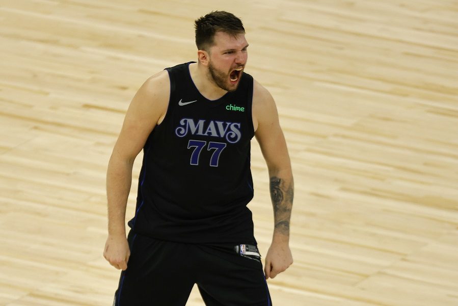 LUKA UTIŠAO MINESOTU Dončić trojkom u završnici doneo Dalasu drugu pobedu u finalu Zapada (VIDEO)