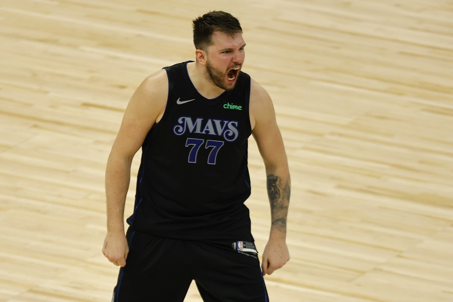 LUKA UTIŠAO MINESOTU Dončić trojkom u završnici doneo Dalasu drugu pobedu u finalu Zapada (VIDEO)