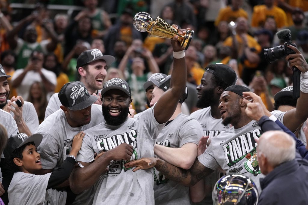 METLA U FINALU ISTOKA Indijana je bila predjelo za Dalas, Boston grabi ka rekordnoj tituli (FOTO/VIDEO)