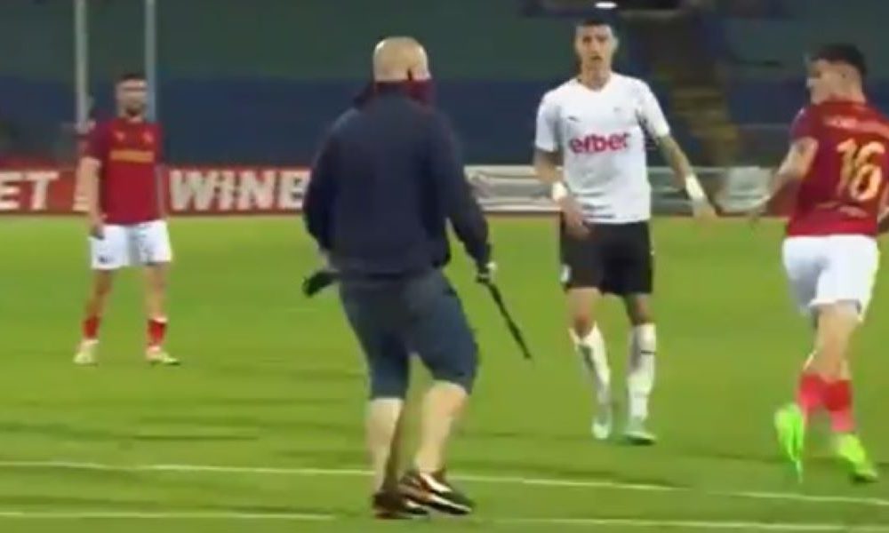 HAOS U BUGARSKOJ Gradski derbi prekinuli huligani koji su na teren ušli sa šipkama i rušili sve pred sobom (VIDEO)