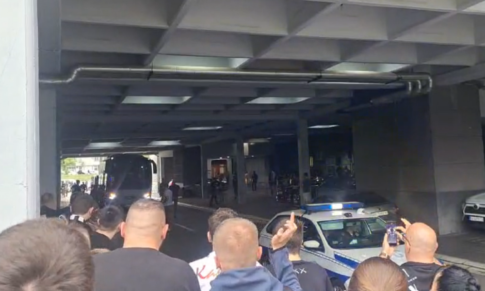 VREO DOČEK Košarkaši Zvezde stigli ispred Arene, a tu su ih sečakali „grobari“ (VIDEO)