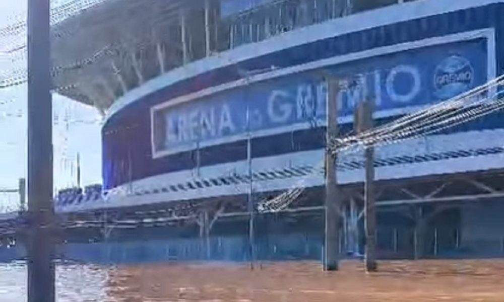 ZASTRAŠUJUĆA POPLAVA U BRAZILU Čamci plutaju oko stadiona Gremija – stradalo preko stotinu ljudi (VIDEO)