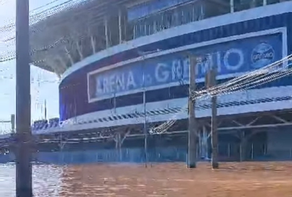 ZASTRAŠUJUĆA POPLAVA U BRAZILU Čamci plutaju oko stadiona Gremija – stradalo preko stotinu ljudi (VIDEO)