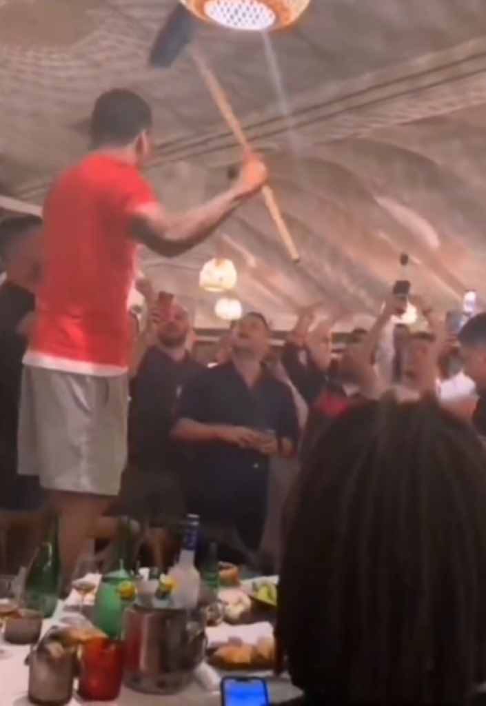 LUDO SLAVLJE CRVENO-BELIH Ori se himna navijača Zvezde, „veštica“ Jago se popeo na sto… Smart ne veruje šta radi Gilespi (VIDEO)