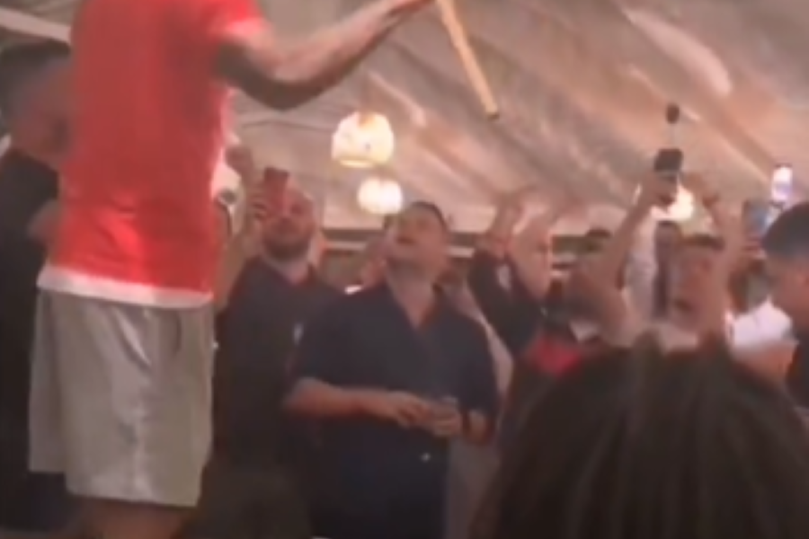 LUDO SLAVLJE CRVENO-BELIH Ori se himna navijača Zvezde, „veštica“ Jago se popeo na sto… Smart ne veruje šta radi Gilespi (VIDEO)