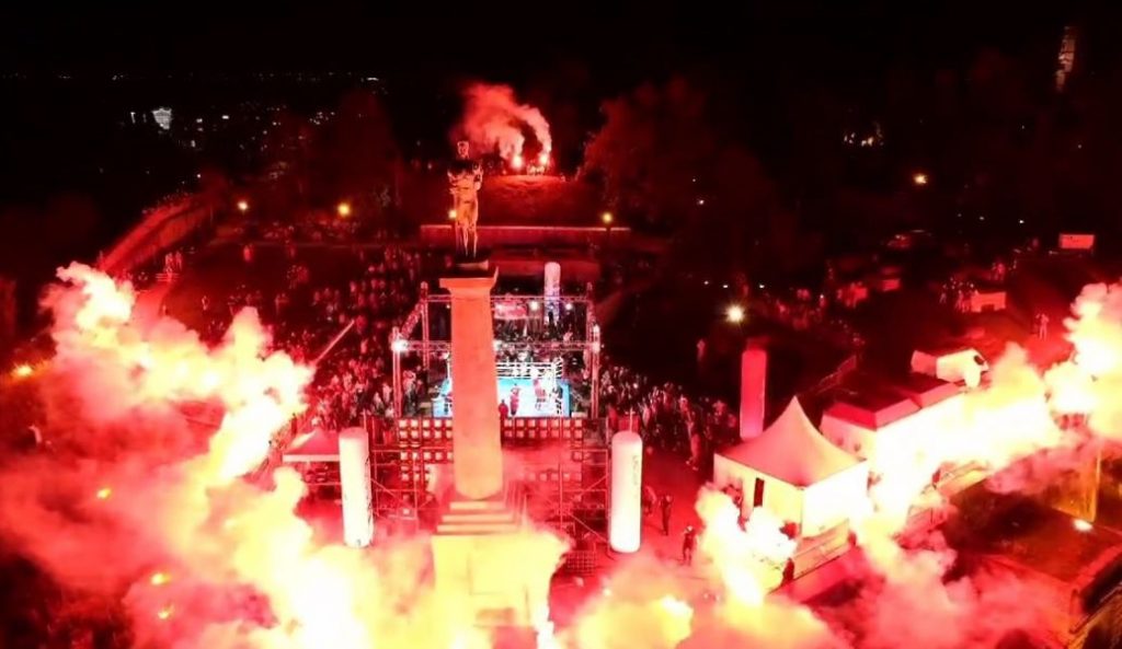 GOREO JE KALEMEGDAN Zvezdini navijači napravili bakljadu tokom boks meča sa bratskim klubom (VIDEO)