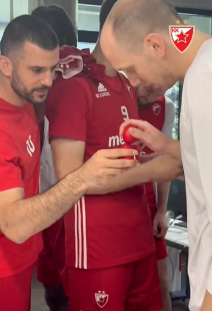 TUCIJADA U ZVEZDI Sferopulos na srpskom poželeo igračima srećan Uskrs, a onda održao govor (VIDEO)