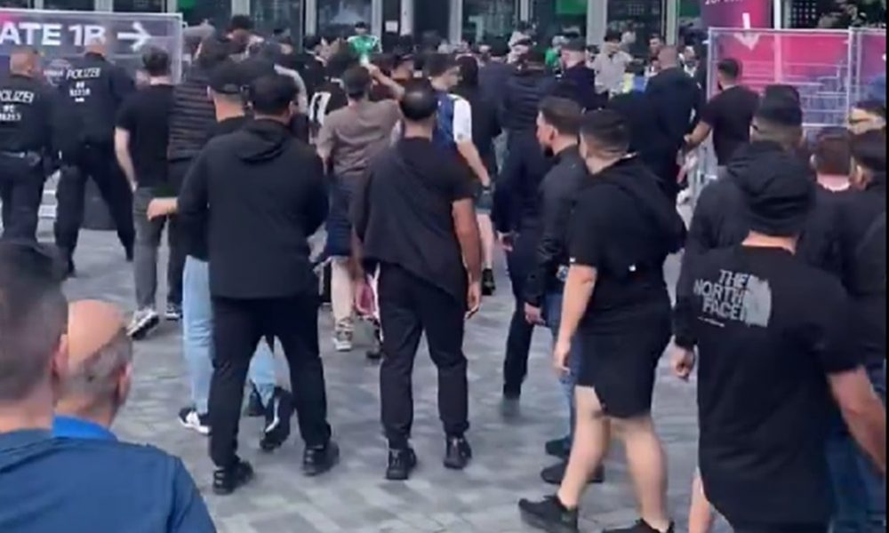 HAOS U BERLINU Navijači Fenerbahčea i Panatinaikosa u masovnoj tuči! Turci skandirali Atamanu: Uzmi doping! (VIDEO)