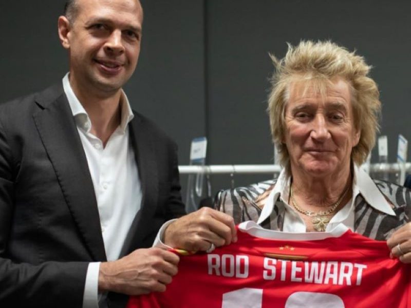 Poznati rok pevač dobio dres Crvene zvezde