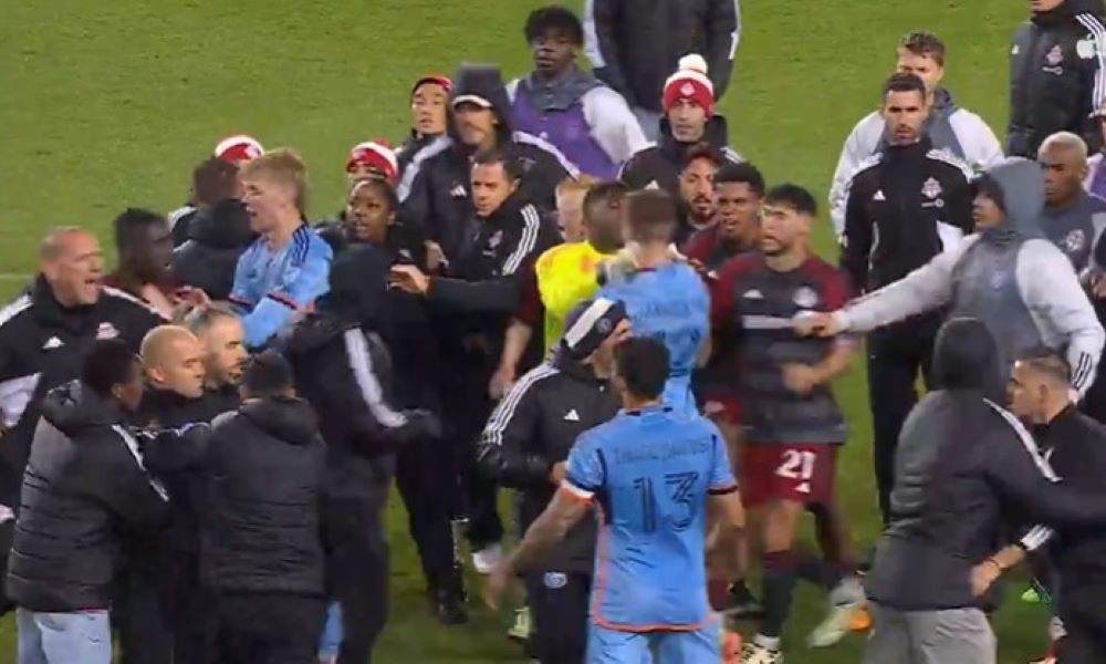 TUČA U MLS Američki golman nasrnuo na srpskog defanzivca i udario ga glavom (VIDEO)