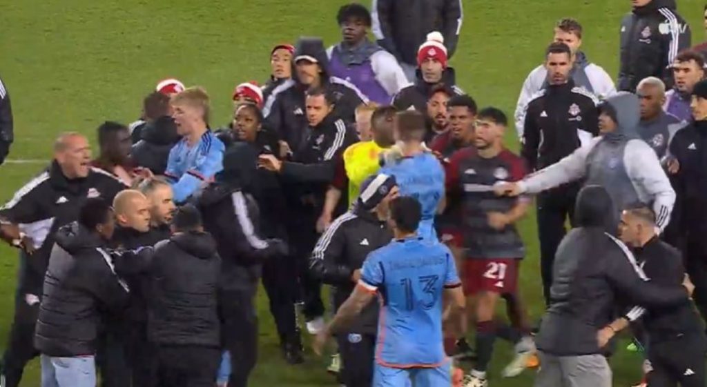 TUČA U MLS Američki golman nasrnuo na srpskog defanzivca i udario ga glavom (VIDEO)