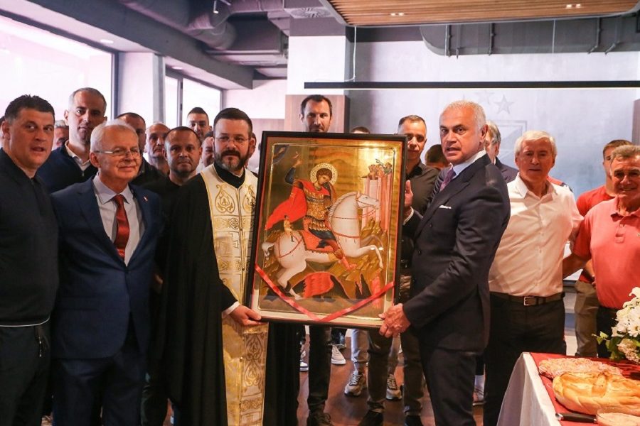 Zvezda proslavila Đurđevdan i dobila ikonu! Otac Šovljanski: Posle uspešne, želimo vam još bolju sezonu