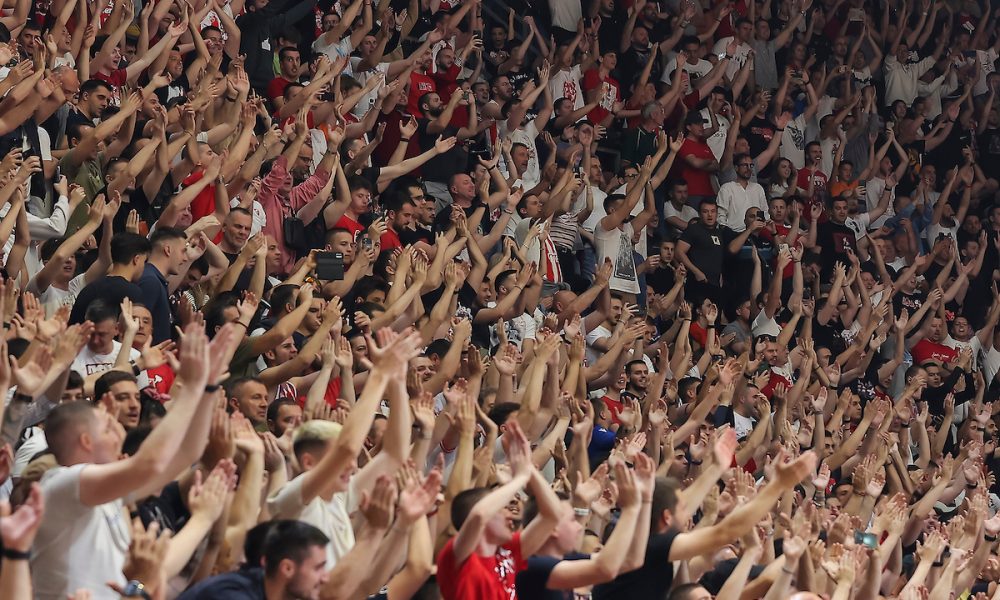 KAKVA IMENA U PUBLICI! Tribine pune proslavljenih sportista – tu je i već osvojen Zvezdin trofej… (FOTO)
