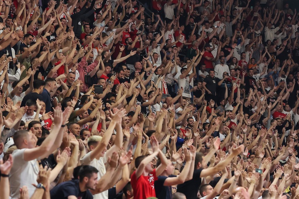 KAKVA IMENA U PUBLICI! Tribine pune proslavljenih sportista – tu je i već osvojen Zvezdin trofej… (FOTO)