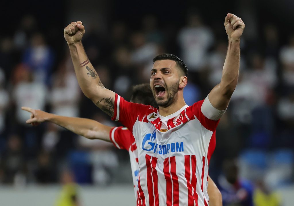 „SUNCE NA IBICI I ‘MARAKANA’ U SRCU“ Dragović u transu! Doskorašnji Zvezdin štoper peva poznatu navijačku pesmu (VIDEO)