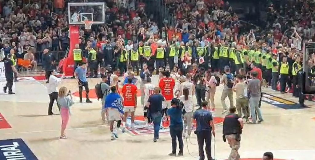 DOBRE STVARI NE TREBA DA SE MENJAJU Zvezdini košarkaši ispratili igrače Partizana, a onda je Teodosić raznežio mnoge (VIDEO)