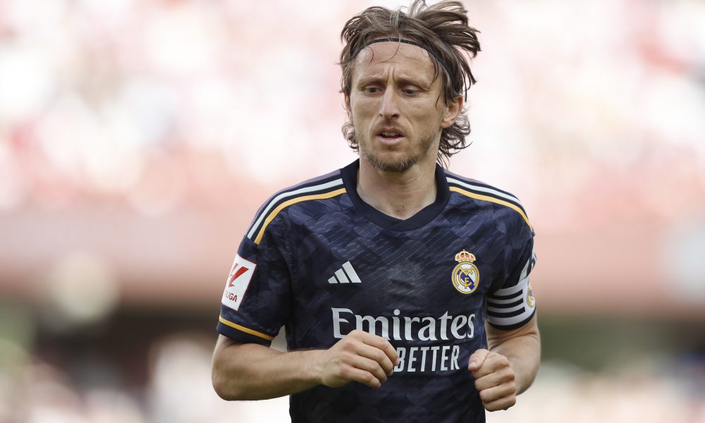 Srceparajuć prizor: Modrić gleda u telefon i jeca, saigrači ga teše