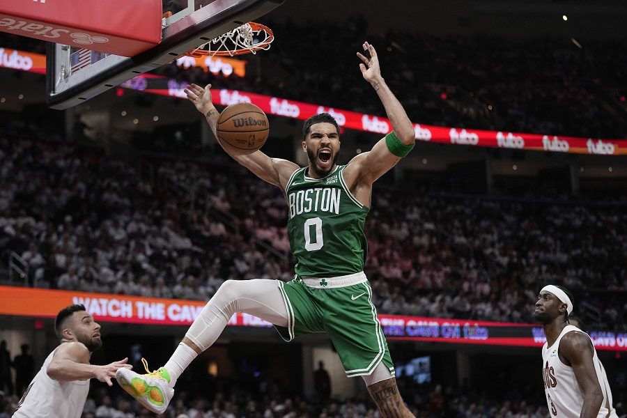 Tejtum i Braun doneli pobedu Bostonu nad Klivlendom (VIDEO)