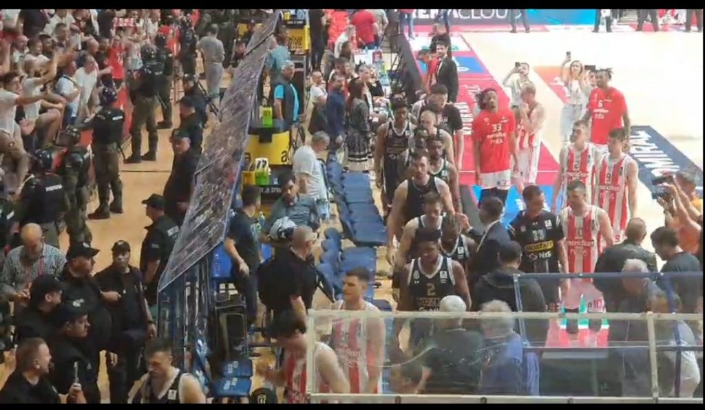 GEST VREDAN POŠTOVANJA Košarkaši Zvezde posle pobede uradili nešto što se retko viđa na derbijima! (VIDEO)