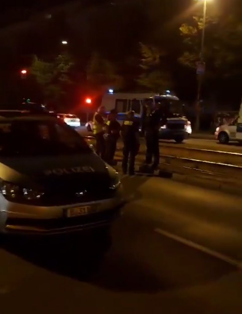 JEZIVE SCENE NA ULICAMA BERLINA Masovna tuča navijača Olimpijakosa i Panatinaikosa! Korištene bejzbol palice, ima i teže povređenih (VIDEO)