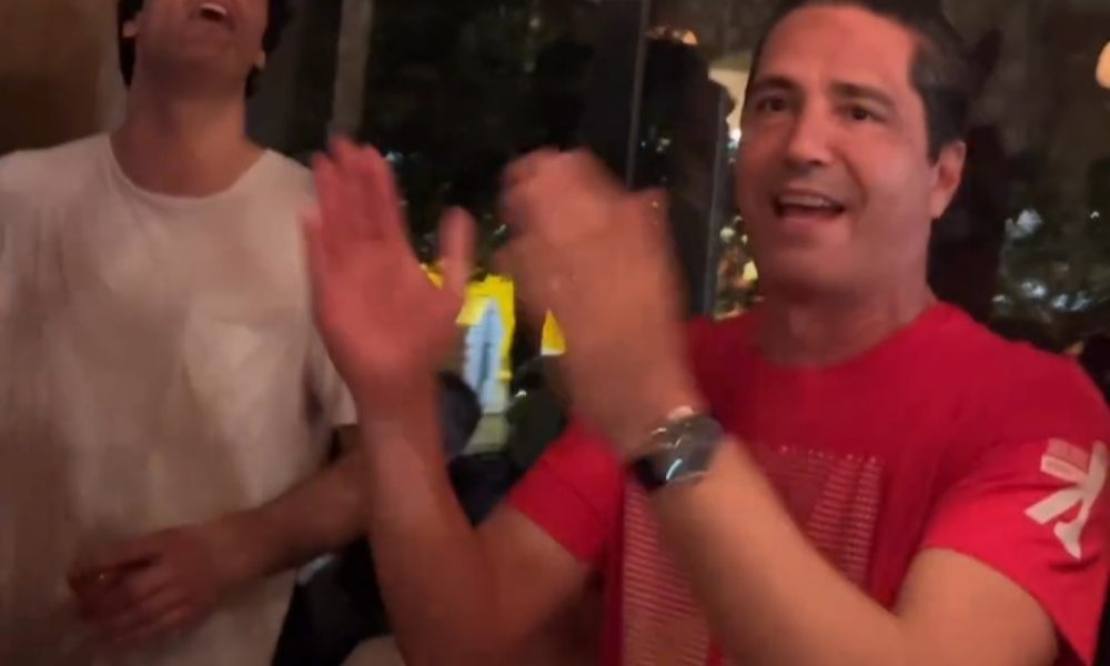 PEVALO SE I NA GRČKOM Teo i Sferopulos u transu! Trener crveno-belih naučio jednu Zvezdinu pesmu (VIDEO)