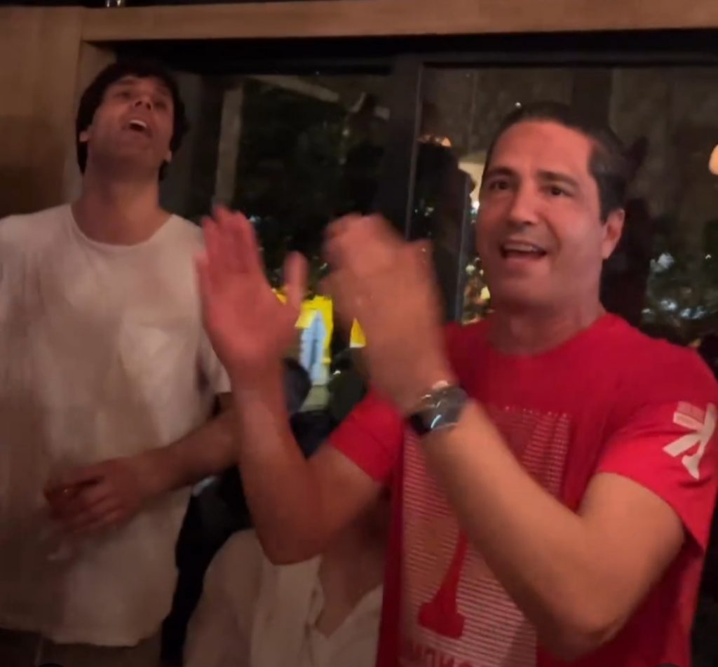 PEVALO SE I NA GRČKOM Teo i Sferopulos u transu! Trener crveno-belih naučio jednu Zvezdinu pesmu (VIDEO)