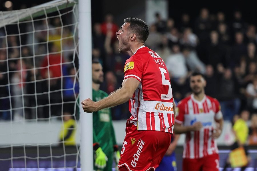 SPAJIĆ SE GOLOM VRATIO IZ NOKAUTA Zvezdin štoper posle jakog sudara sa golmanom Vojvodine nastavio meč, a sada mu i postigao gol (VIDEO)
