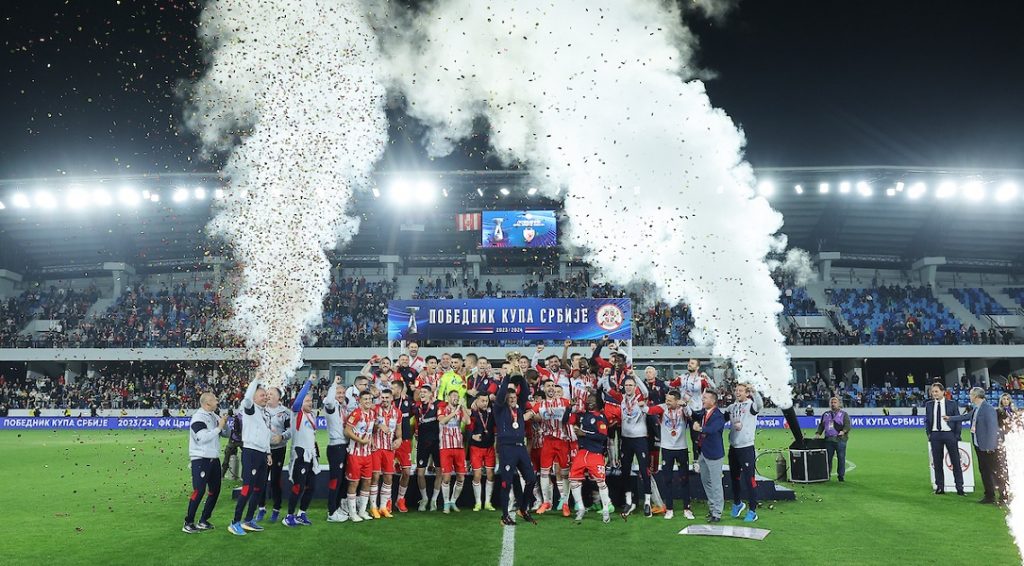 Crvenoj zvezdi uručen pehar pobednika Kupa, a pre toga fudbaleri oba kluba pokazali manire (VIDEO)