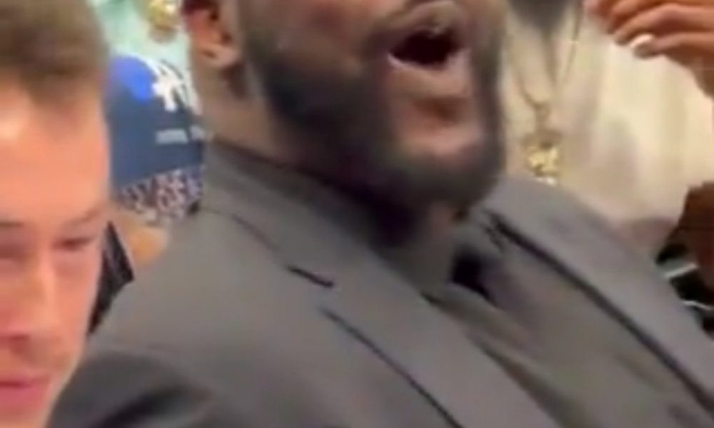 PEVAJ NA SRPSKOM DA TE CEO SVET RAZUME Legendarni Šeki pokušavao da uhvati reči pesme, a onda je Dončić prsnuo u smeh (VIDEO)
