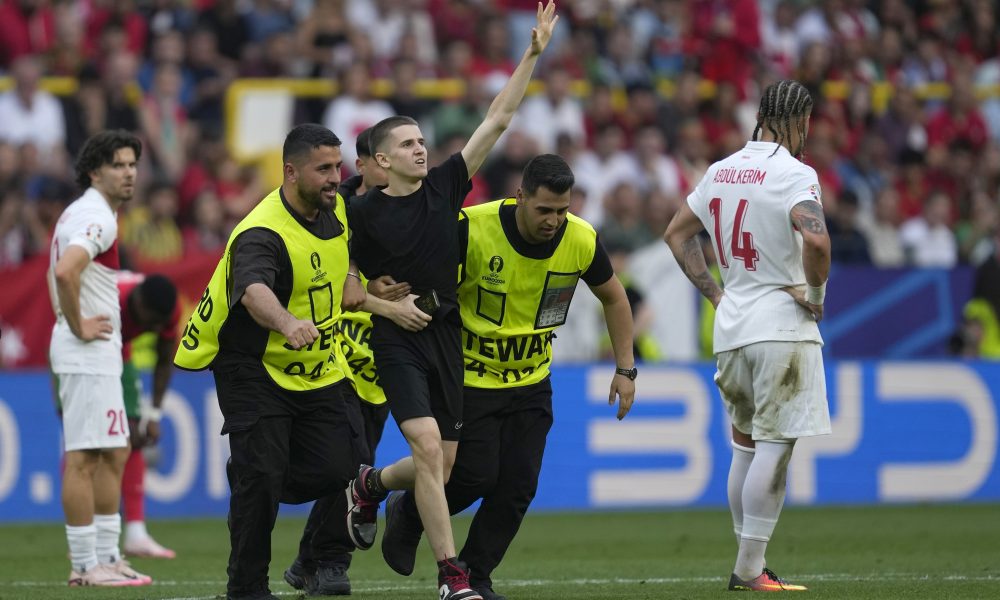 BORBA SA „UPADAČIMA“ NA TEREN: UEFA pojačava bezbednosne mere…