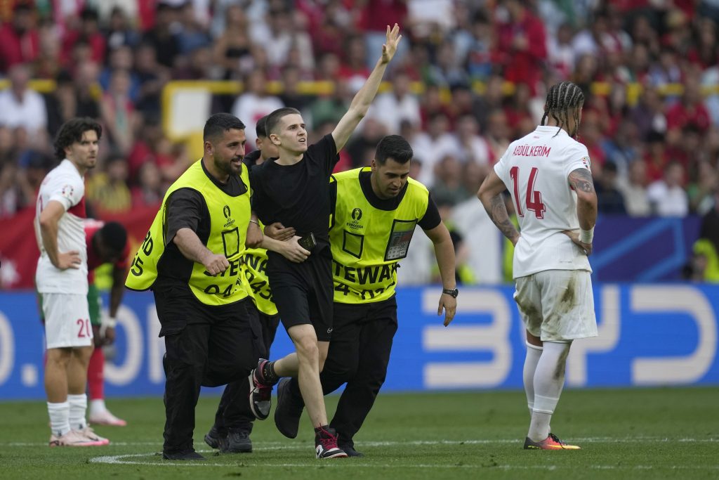 BORBA SA „UPADAČIMA“ NA TEREN: UEFA pojačava bezbednosne mere…