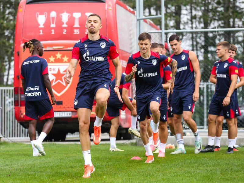 POSETA Nekadašnji kapiten obišao Zvezdine fudbalere na Zlatiboru (FOTO)